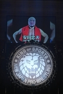 安田忠夫さん「追悼セレモニー」…新日本プロレス大阪大会で追悼１０カウントゴングをささげる