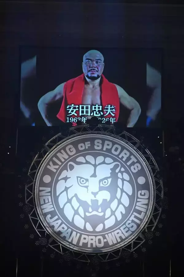安田忠夫さん「追悼セレモニー」…新日本プロレス大阪大会で追悼１０カウントゴングをささげる