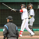 「【巨人】リチャードの特大ファウルに地元・沖縄のファンがどよめき　逆方向への軽打が…」の画像1