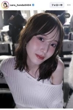 本田紗来、お腹チラリな迷彩パーカーショット！透明感抜群な美肌披露に「おいおいたまらん」「可愛さレベチ」とファン歓喜！