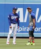 「山本由伸＆鈴木誠也が試合前にハグ＆談笑…直接対決はお預け」の画像1