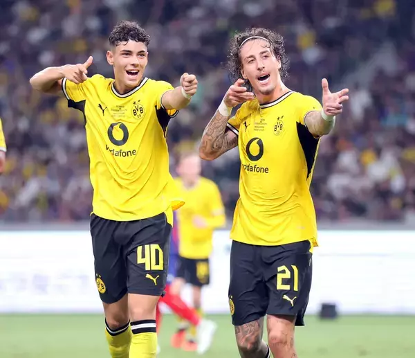 国立騒然　ＦＣ東京―ドルトムント戦の試合中に近隣の神宮球場からど派手な花火が打ち上がる