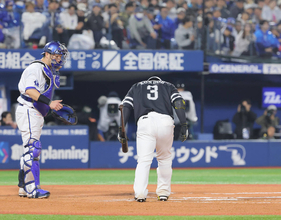 【日本シリーズ】近藤健介がヒヤリ　アクシデントか…６回の打席で左足首を気にするしぐさ　プレーは続行