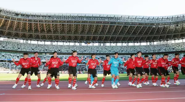 【高校サッカー】第１０４回全国選手権が開幕　青森山田はりんご、流通経大柏はチーバくんを持ち行進