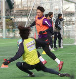 「【Ｊ２藤枝】新人ＦＷ真鍋隼虎が開幕戦へ決定力アピール…鹿児島キャンプで３得点「結果を残してスタメンで」」の画像1