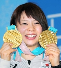 金メダルから８年…現在の姿が「めちゃ可愛い」「ほれてまうやろ」「萌え袖…」五輪解説の高木菜那さんに驚き