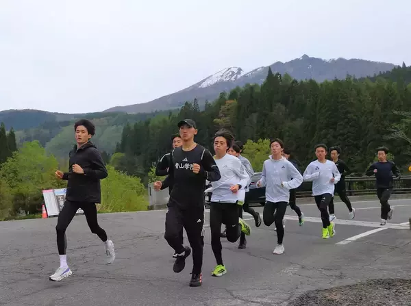 妙高高原でＧＷ合宿中の青学大は午前５時３０分から朝練習　起伏あるコースを走り込む