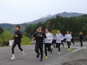 妙高高原でＧＷ合宿中の青学大は午前５時３０分から朝練習　起伏あるコースを走り込む