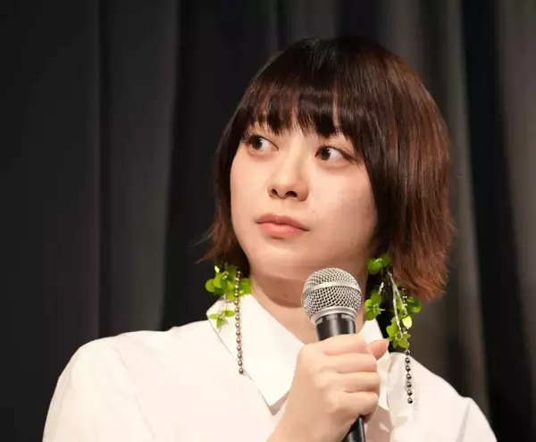 山下リオ「沢山の方に来ていただき嬉しいです」撮影から２年、念願の公開に歓喜　フラミンゴ色のパンプス姿で登壇