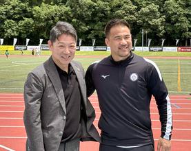 元日本代表・岡崎慎司さんがシントトロイデン協賛のサッカー大会に登場　ファンサービスでは終始笑顔