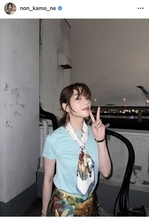 のん、水色Ｔシャツ×スカーフコーデがオシャレ！夜景バックの近影が「可愛すぎ」「美しさ増し増しで目が離せません」