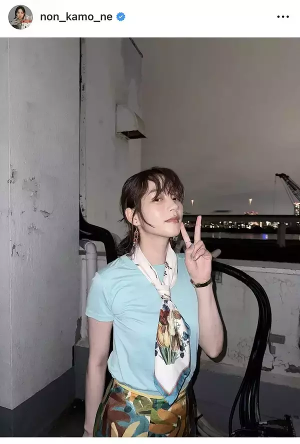 のん、水色Ｔシャツ×スカーフコーデがオシャレ！夜景バックの近影が「可愛すぎ」「美しさ増し増しで目が離せません」