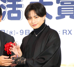中島健人　推し活大賞を受賞「誇りに思う」　中川翔子は「母がケンティー様推しで呼吸困難に」