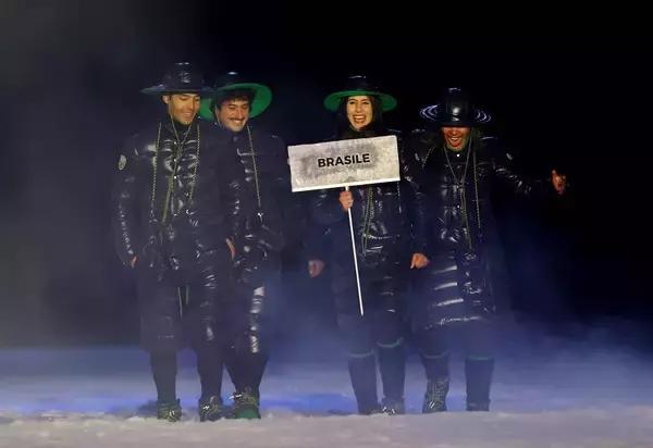 【五輪開会式】ブラジル選手団は高級ブランド「モンクレール」のダウンに身を包んで登場…各国選手団入場