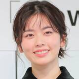 「小芝風花「楽しすぎる」「作り込みすごい」「流石っす」親友女優の“おうち居酒屋で”笑顔の２ショット！」の画像1