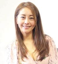 熊切あさ美、鮮やかなオレンジワンピ姿で抜群のスタイル披露！「スラリとした美姿勢」「めちゃお姫様」「見惚れる」