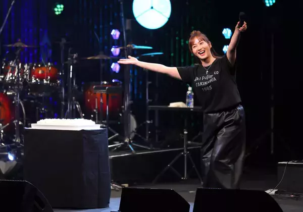 藤本美貴、４１歳バースデーライブでミニスカ熱唱　夫・庄司智春もサプライズ乱入で全力「ミキティー！」