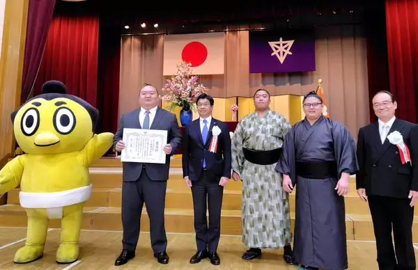 日本相撲協会、墨田区の新小学１年生１７００人にランドセルカバーを寄贈　桐山親方「伝統になれば」