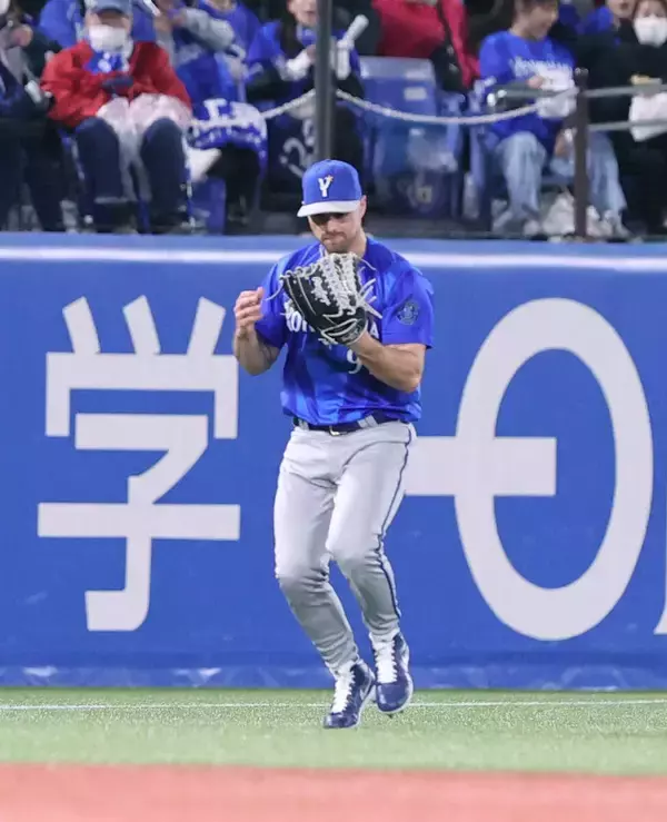 【ＤｅＮＡ】ヒュンメルが適時失策　左飛をまさかの落球→顔面直撃で２点目献上　上空に強風吹き荒れる不運