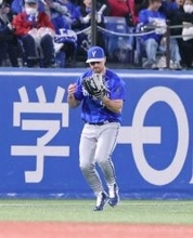 【ＤｅＮＡ】ヒュンメルが適時失策　左飛をまさかの落球→顔面直撃で２点目献上　上空に強風吹き荒れる不運