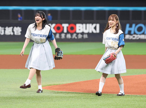 【日本ハム】「ラブライブ！」声優の三宅美羽、進藤あまねがファーストピッチ「緊張しつつも投げられてよかった」