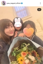 安めぐみ「今年もみんなでお花渡しました」子どもとの“父の日ショット”公開「男でももらうとうれしい」の声