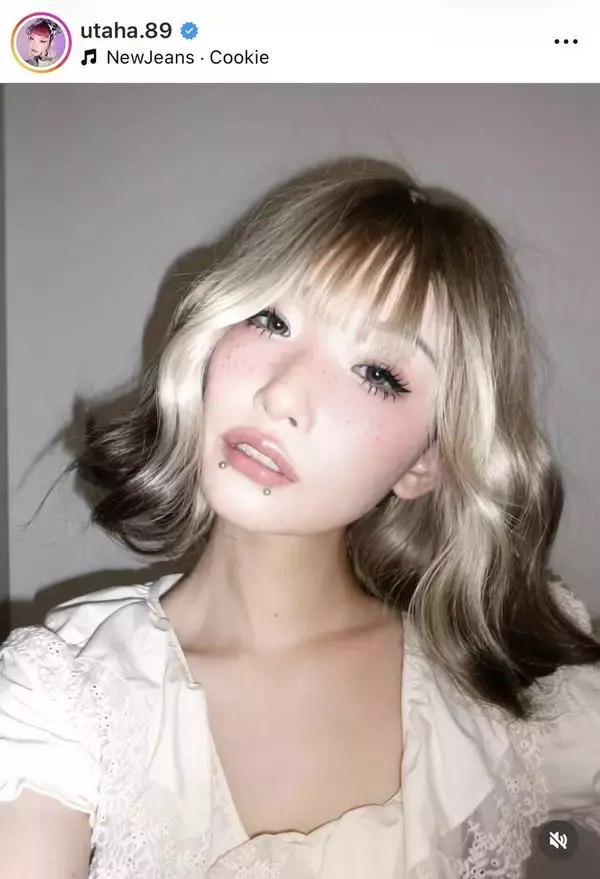 「え？」「衝撃の可愛さ」金髪姿の美少女に騒然「誰かと」「分からなかった」正体は人気ボーカル「いつもの詩羽と違う…」