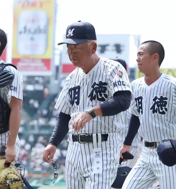 【甲子園】明徳義塾・馬淵史郎監督「あと２年ぐらいやってバトンタッチしたい」初戦敗退に「やっぱりミスするとダメ」…春夏４０度目の甲子園で通算５６勝ならず