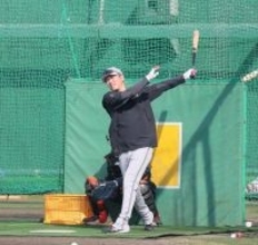 【巨人】坂本勇人が豪快な足上げフォームで快音連発左翼席中段への当たりも