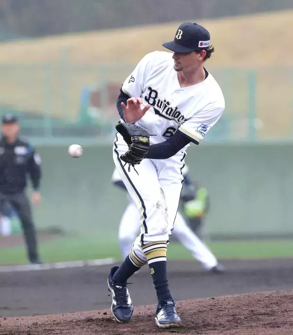 【オリックス】ショーン・ジェリーが堂々の対外試合デビュー「応援団も初めて」２１３センチの超大型助っ人はけん制、クイックも◎