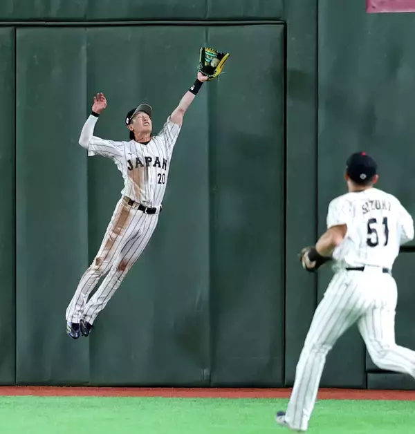 「日本を救う守備範囲」ヘッスラ盗塁→ジャンピングキャッチの周東佑京に絶賛の嵐「声出た」「あんなの周東にしかできない」