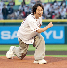 【楽天】狩野英孝がマエケン体操で場内盛り上げる　「８１５」の背番号でワンバン投球…セレモニアルピッチ