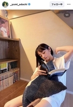 安達祐実がラフな姿で本を読む“くつろぎ”ショットに大反響！「なんてかわいいんだ」「柔道部物語読むんですか」