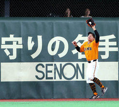 【巨人】佐々木俊輔がフェンスに衝突しながら捕球！好プレーに球場が沸く　打撃でもマルチ達成