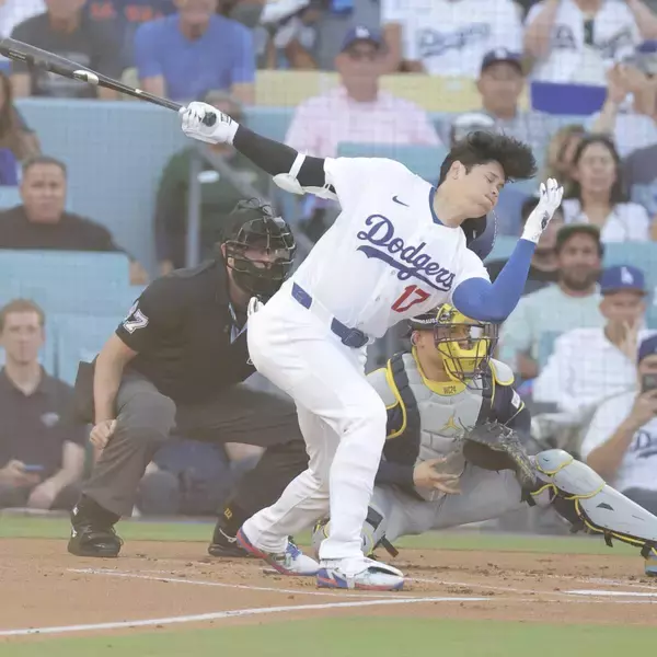 「１番」復帰の大谷翔平、１打席目空振り三振、ヘルメット外れる…負ければ終戦、０勝３敗の崖っぷち第４戦