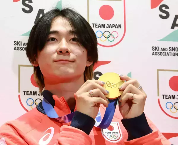 【五輪】スノボＨＰメダリスト戸塚優斗が羽田空港に帰国　キラキラのネイルは「しばらくこのままでいようかな」