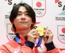 【五輪】スノボＨＰメダリスト戸塚優斗が羽田空港に帰国　キラキラのネイルは「しばらくこのままでいようかな」