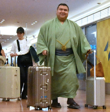 小結・高安、妻で演歌歌手の杜このみとパリ公演から帰国「結婚してから海外旅行も行けていなかったので、いい機会だった」