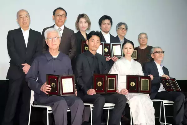 井川遥　白の和装で登場　日プロ大賞主演女優賞を受賞し「まさに夢のような時間」　映画「平場の月」で主演