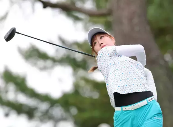 【女子ゴルフ】都玲華が今季最高の５位発進！　雨天中止の前日オフは「新宿でショッピング。クラブは握ってない（笑）」