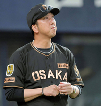 【阪神】藤川球児監督、リクエスト成功で球場歓喜！　１死一、二塁のピンチ切り抜ける