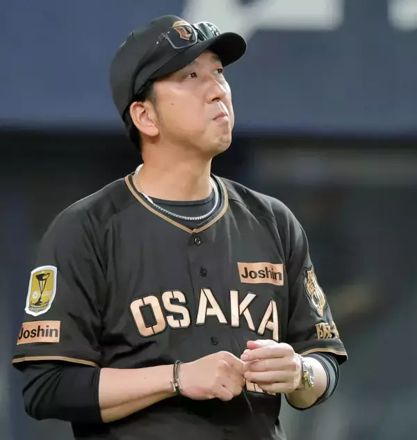 【阪神】藤川球児監督、リクエスト成功で球場歓喜！　１死一、二塁のピンチ切り抜ける