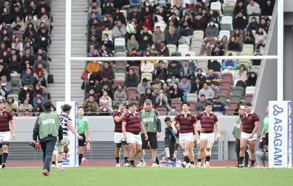 【大学ラグビー】試合中に人工芝マットがグラウンド“乱入”旗も倒れる強風