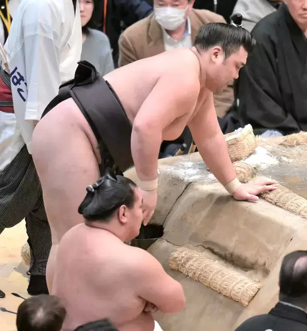 関脇・霧島、熱海富士との３敗対決に敗れて４敗目　土俵下に転落した際に打ちつけたでん部付近は「大丈夫」
