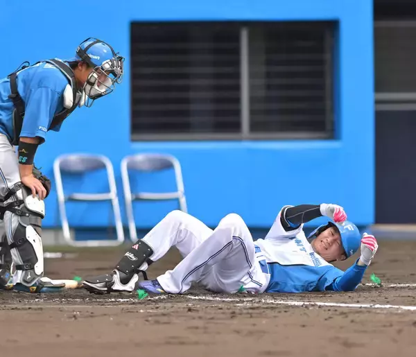 【日本ハム】西川遥輝にアクシデント、１４７キロ直球が右膝直撃、倒れ込み担架も自力で一塁へ