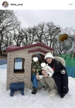 新井恵理那アナ、雪景色の親子ショットに「良いお母さん」「いつも明るい」「可愛すぎる」