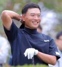 ２４歳の飛ばし屋・岡田晃平が６７で首位浮上、大会ホストプロの鍋谷太一が１打差３位　国内男子ツアー開幕戦第２日終了」