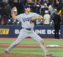 大谷翔平の“衝突”左腕　ロバーツ監督が軽症強調「あしたは大丈夫」　試合後にマウンド確認、次戦は予定通り二刀流出場へ…捕手の手と接触→絶叫