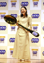 蒼井優、両手のネイル褒められるも「指を挟んで血豆が…」　衣装のイメージは「フタになった気持ちで」　チャーミングな姿で魅了