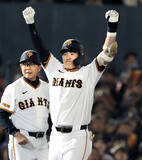 「【巨人】石塚裕惺の「初先発初打点初ヒーロー」記念グッズ発売　２２日の中日戦で２点適時三塁打」の画像1